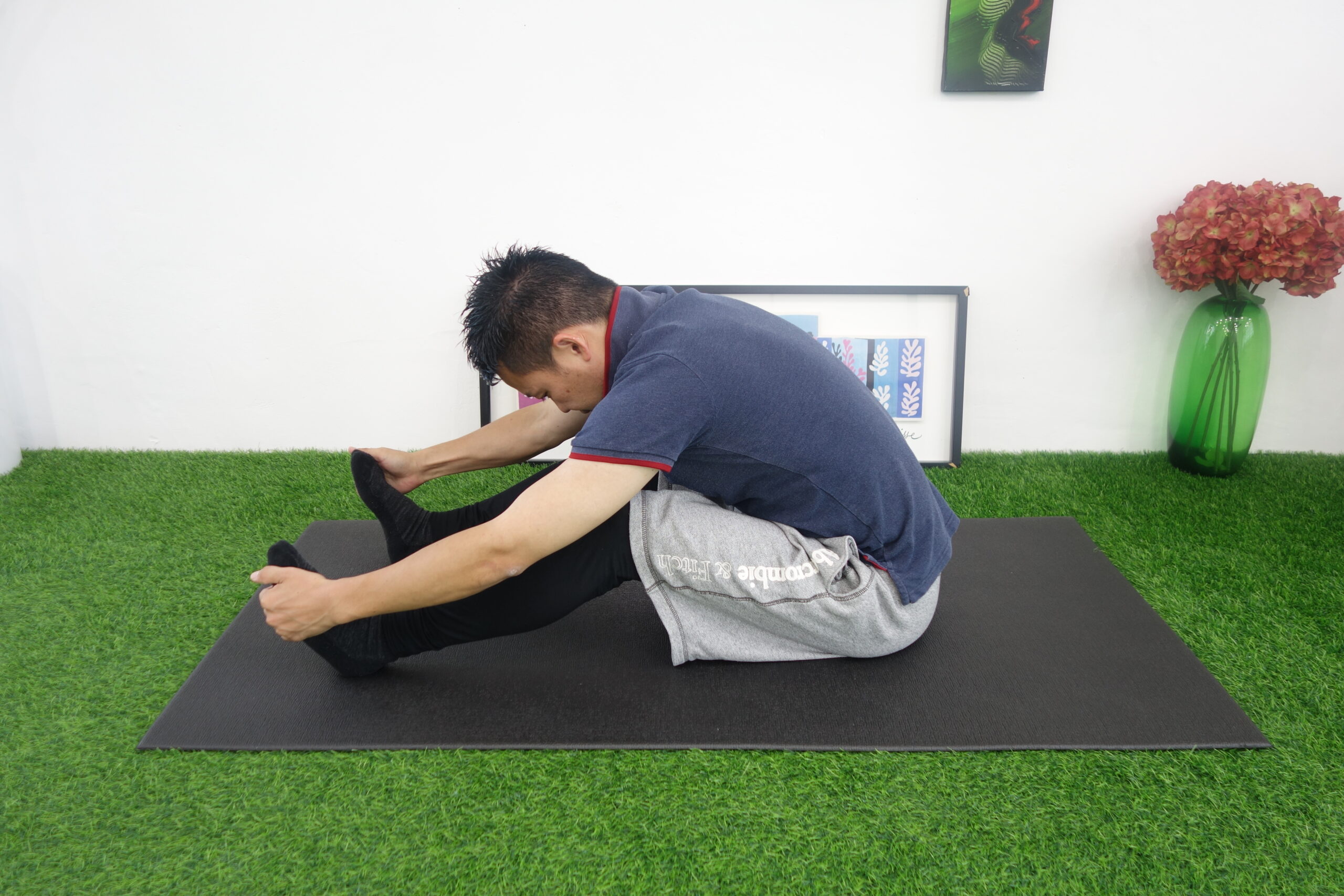 長座の状態で背中を丸める