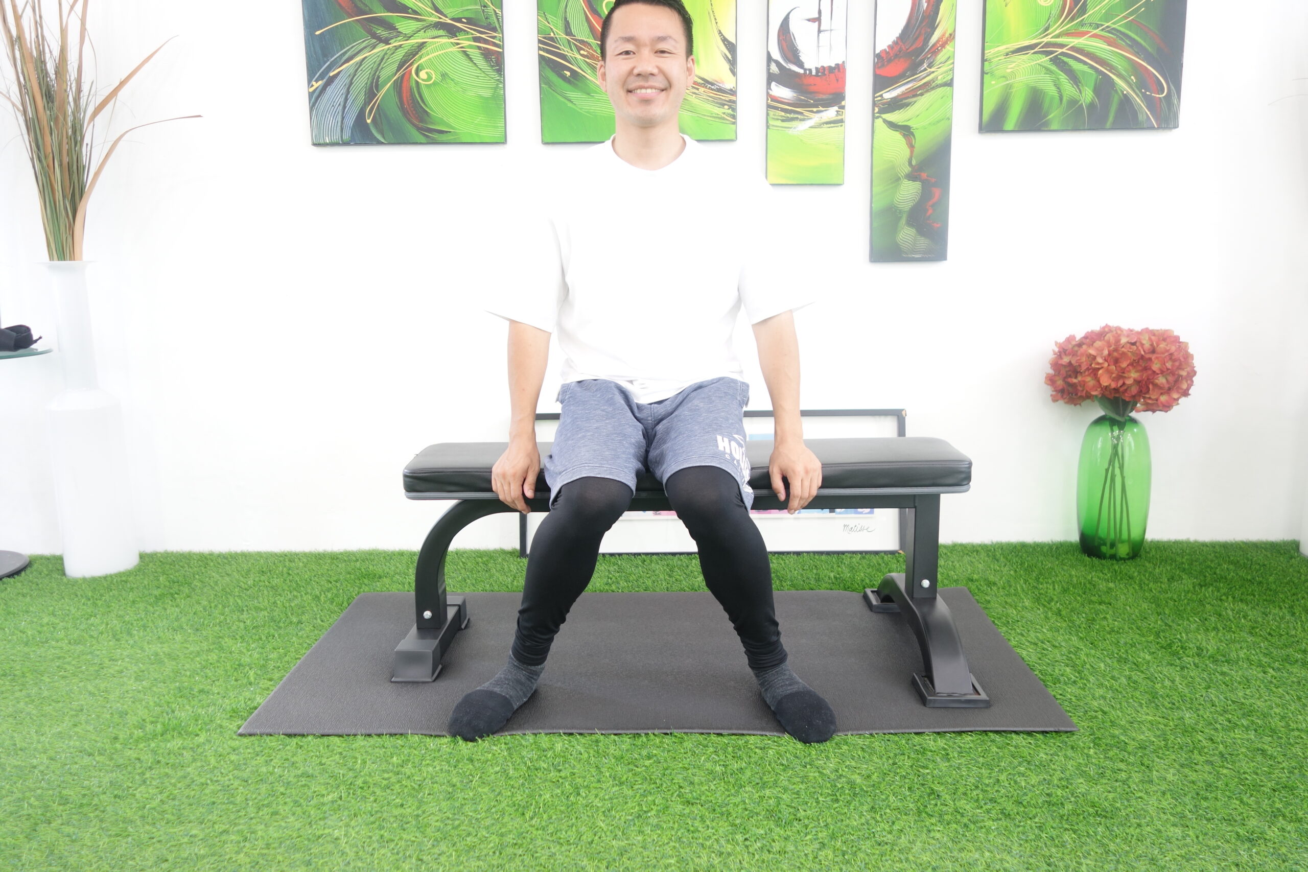 椅子に座って内股